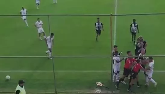 Árbitra assistente leva tapa no rosto no Mineiro Sub-20