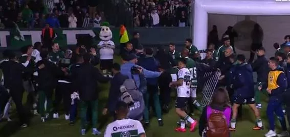 Briga generalizada entre líderes da Série B deixa 6 expulsos