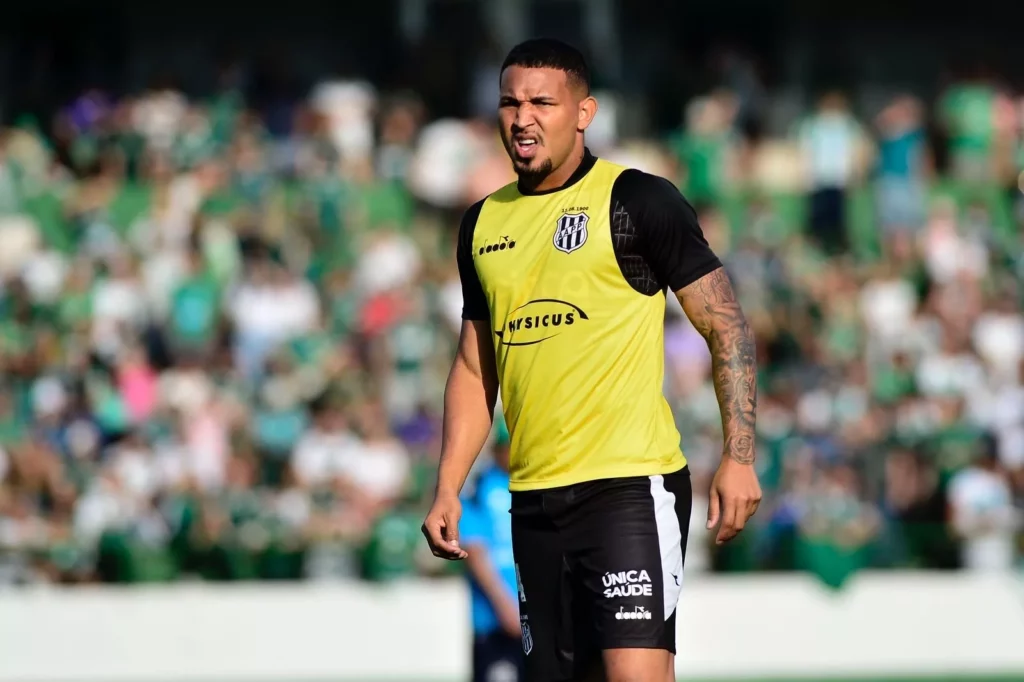 Zagueiro da Ponte pede foco do elenco após vitória no dérbi