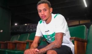 Coritiba rescinde com atacante após confusão fora de campo