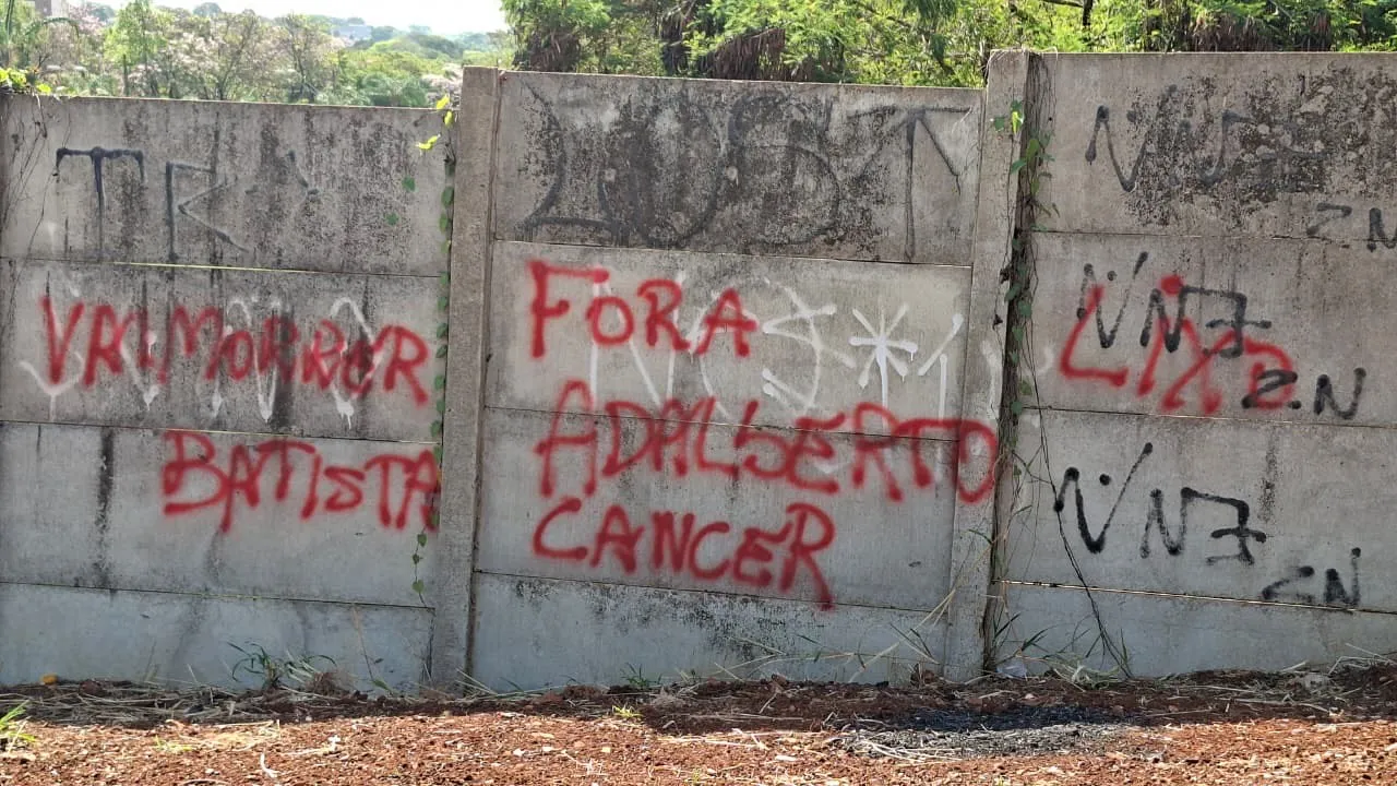 Torcida do Botafogo-SP faz protesto em frente ao Santa Cruz