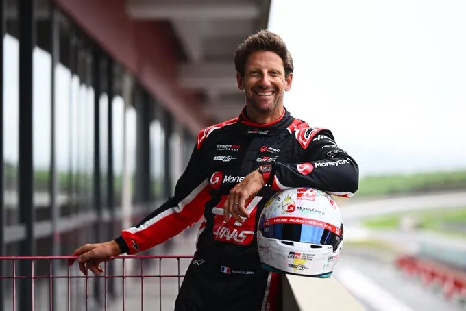 Grosjean volta a pilotar um carro de F-1 cinco anos após grave acidente, é aplaudido e chora