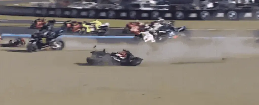 Campeão mundial da MotoGP sofre acidente no GP do Japão e fratura a clavícula