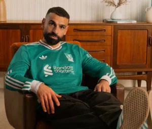 Inglês: Liverpool lança uniforme em referência aos anos 90