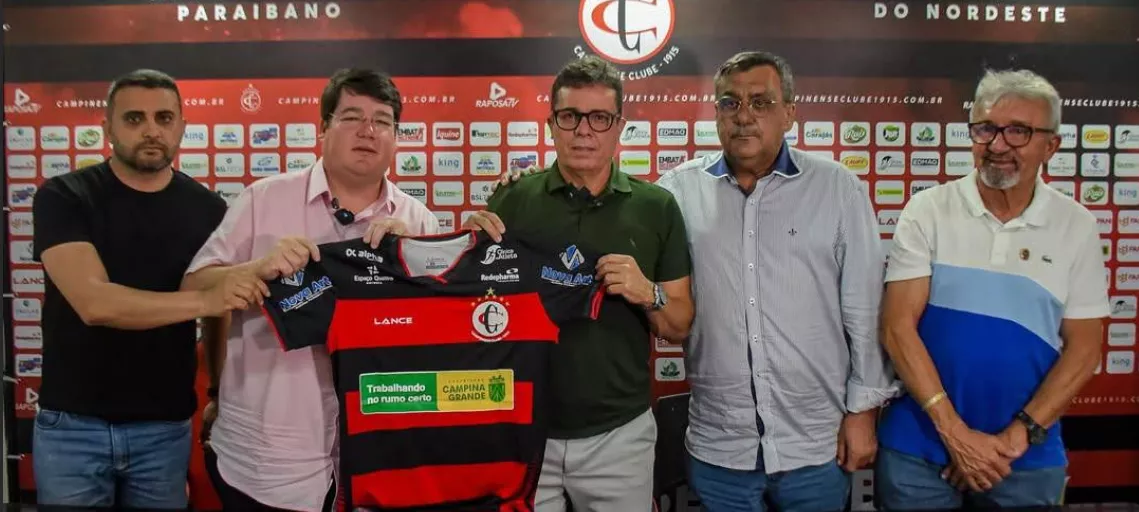 Evaristo Piza é apresentado no Campinense e recebe recepção calorosa dos torcedores