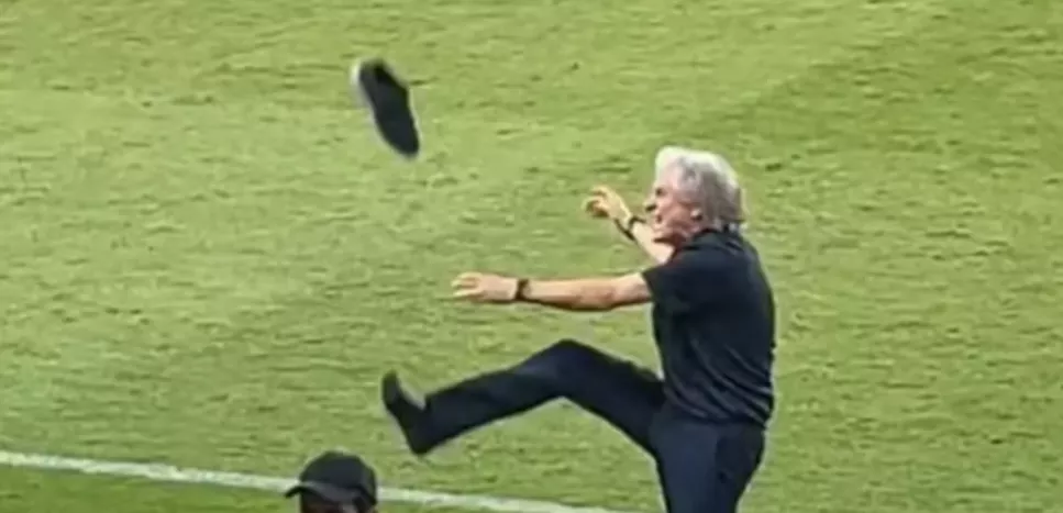 Jorge Jesus se irrita e perde o sapato ao chutar bola na torcida do Al-Nassr