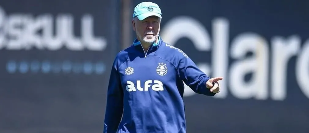 Mano Menezes durante treino (Foto: Lucas Uebel-Grêmio FBPA)