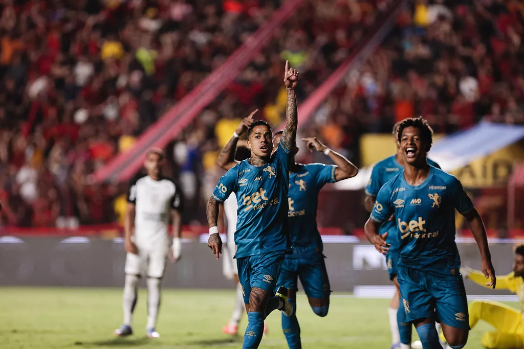 Matheusinho comemora vitória Sport