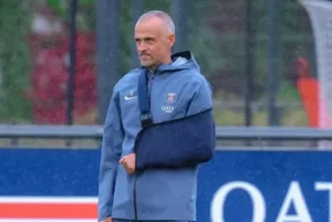 Clássico francês é adiado e PSG jogará na hora da cerimônia da Bola de Ouro