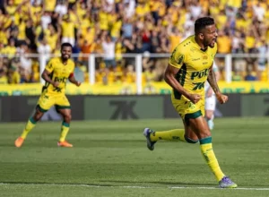 Artilheiro do Mirassol celebra vitória: 