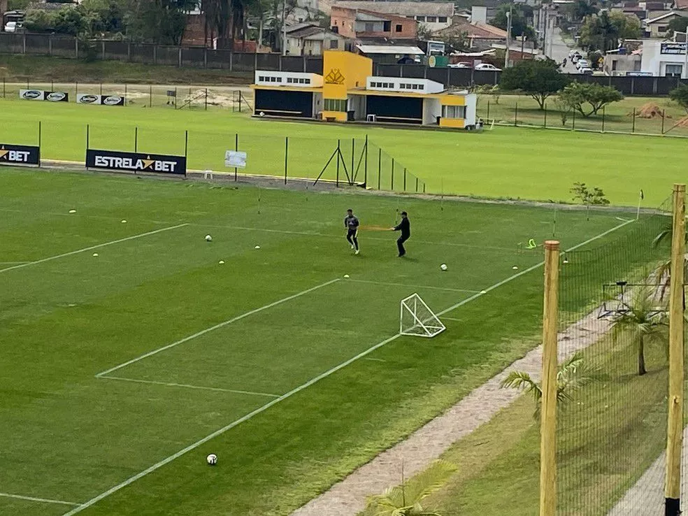 Lateral do Criciúma treina separado e segue como dúvida 2 Foto: Enio Biz/Rádio Som Maior