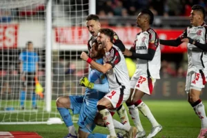 Estudiantes-ARG 1 (2) x (4) 0 Flamengo - Rossi coloca Mengão na semifinal