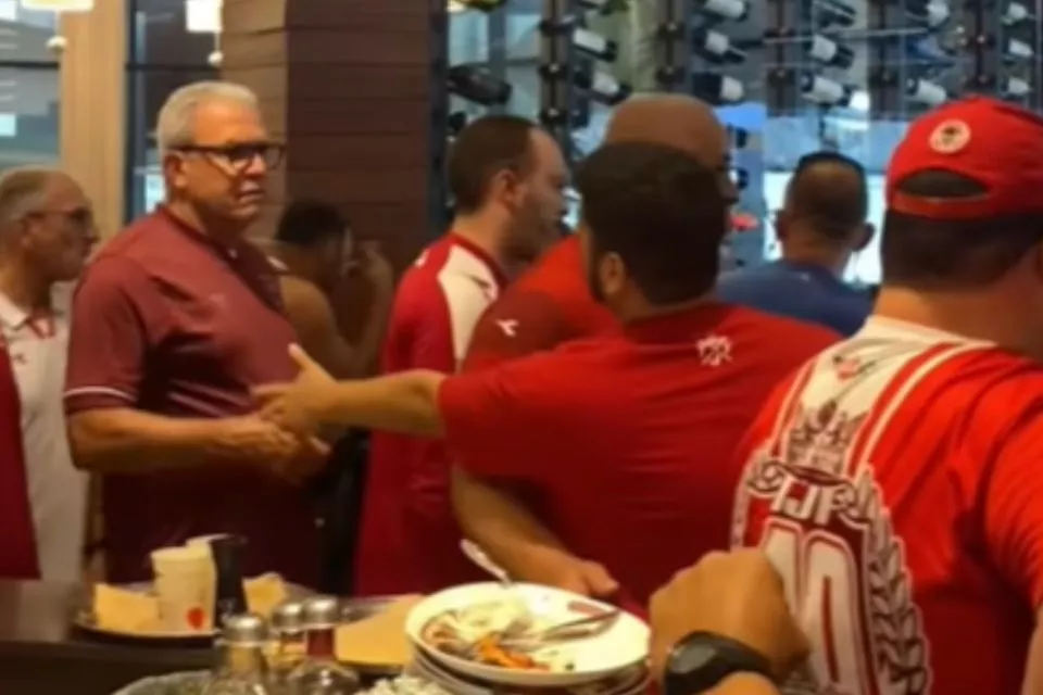 Torcida protesta em embarque do Náutico (Reprodução)