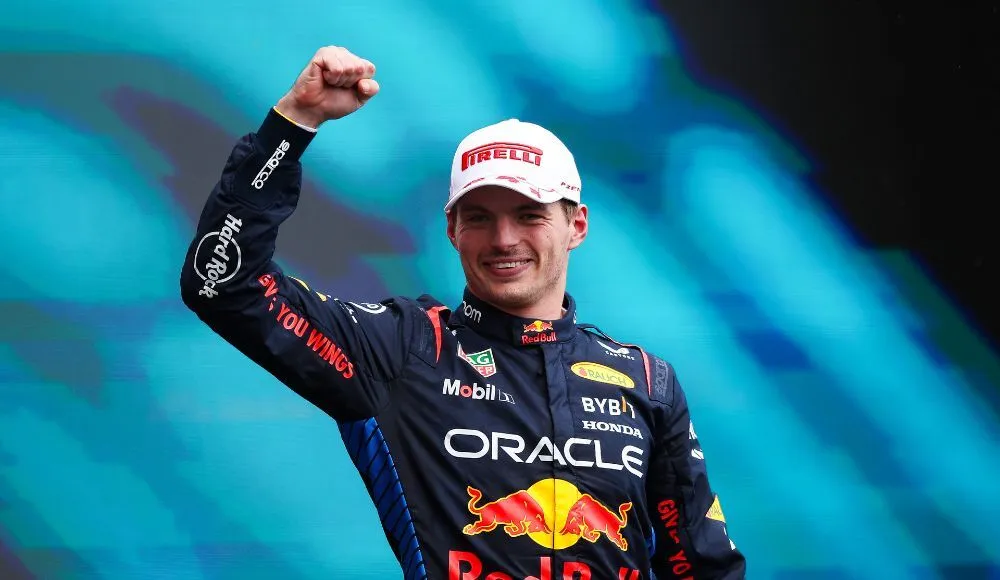 Verstappen frustra McLaren e Ferrari e festeja volta mais rápida da história