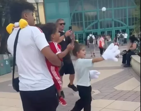 Raphinha relata caso de racismo com o filho em visita à Disney