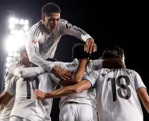 Real Madrid sofre, vence Getafe com um a mais e retoma liderança de La Liga