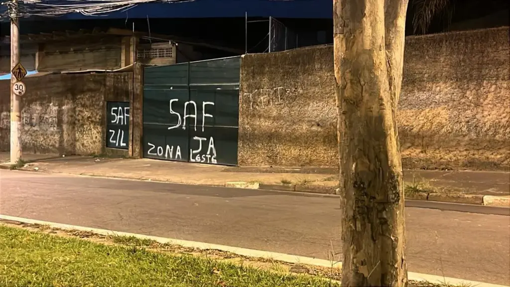 Portões do estádio do Guarani são pichados mais uma vez após eliminação na Série C: 'SAF já' 2 2