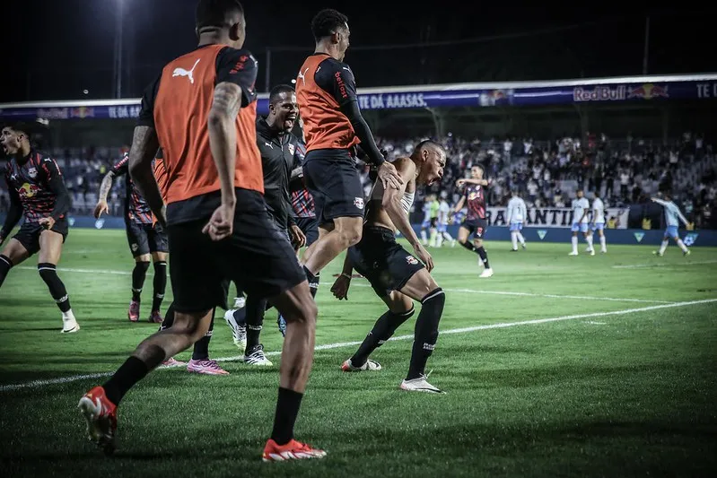 Com arbitragem polêmica, Grêmio perde para o Bragantino com gol aos 60 minutos do segundo tempo