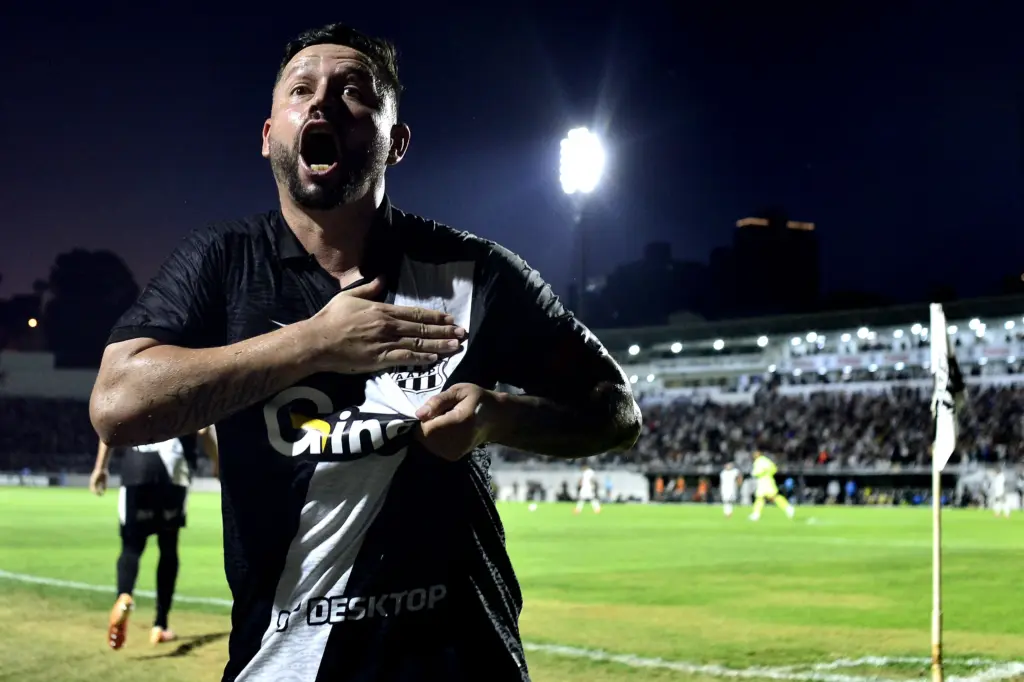 Elvis, meia e capitão da Ponte Preta