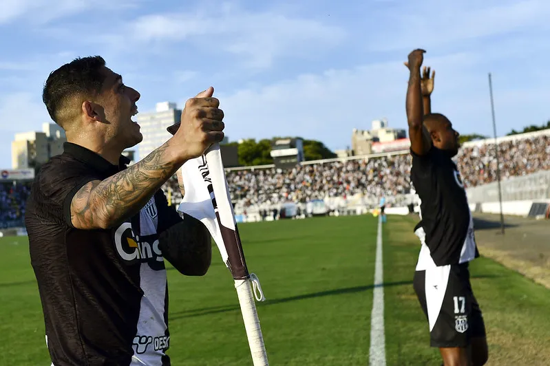 Ponte Preta 2 x 0 Guarani - Macaca na final e Bugre fica na Série C! 3 Ponte Preta x Guarani (Foto: Marcos Ribolli / PontePress)