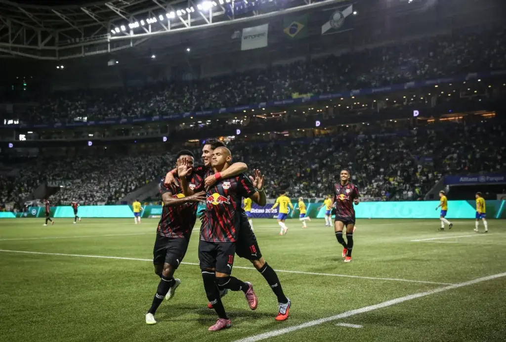 Meia do Red Bull Bragantino aponta favorecimento da arbitragem para o Palmeiras