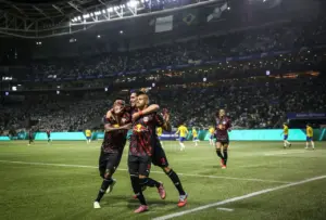 Meia do Red Bull Bragantino aponta favorecimento da arbitragem para o Palmeiras