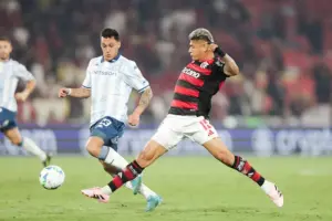 Flamengo marca com Samuel Lino, mas gol é anulado. Veja!