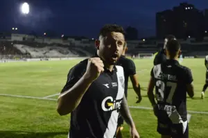 Guarani tem concorrência de dois clubes por Elvis