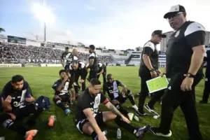 FPF homenageia Ponte Preta pelo título da Série C por meio de ofício