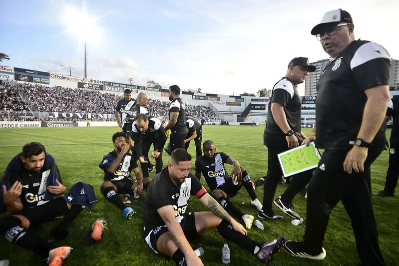 FPF homenageia Ponte Preta pelo título da Série C por meio de ofício