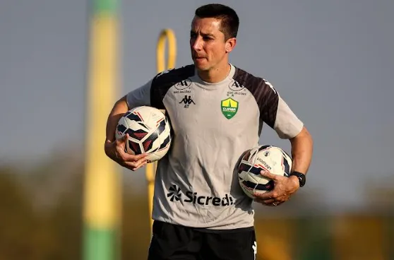 Serie B: Cuiabá, do técnico Eduardo Barros, vence o líder e se aproxima do G-4