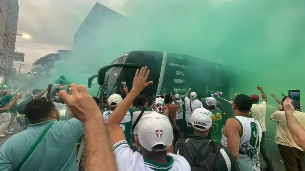 Torcida do Palmeiras faz festa e apoia time antes de decisão contra a LDU pela Libertadores