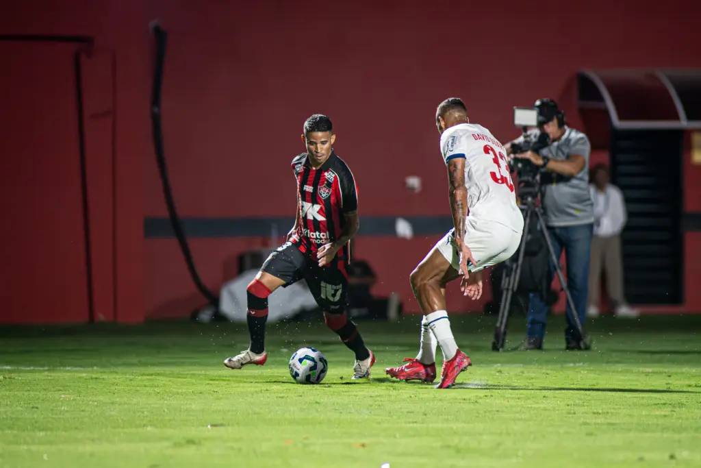 Vitória 2 x 1 Bahia - Leão vence Ba-Vi e respira contra o Z-4 do Brasileirão 2 70BlpT5K Victor Ferreira 17236