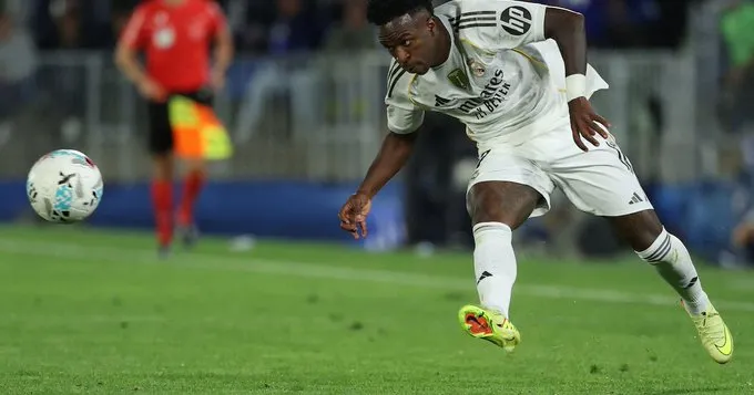 Courtois defende Vini Jr. no Real Madrid: ‘As pessoas são injustas, muitos zombaram dele com 18 anos’