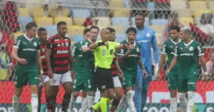 Abel Ferreira evita reclamar, mas acompanha críticas a Wilton Sampaio em Flamengo x Palmeiras