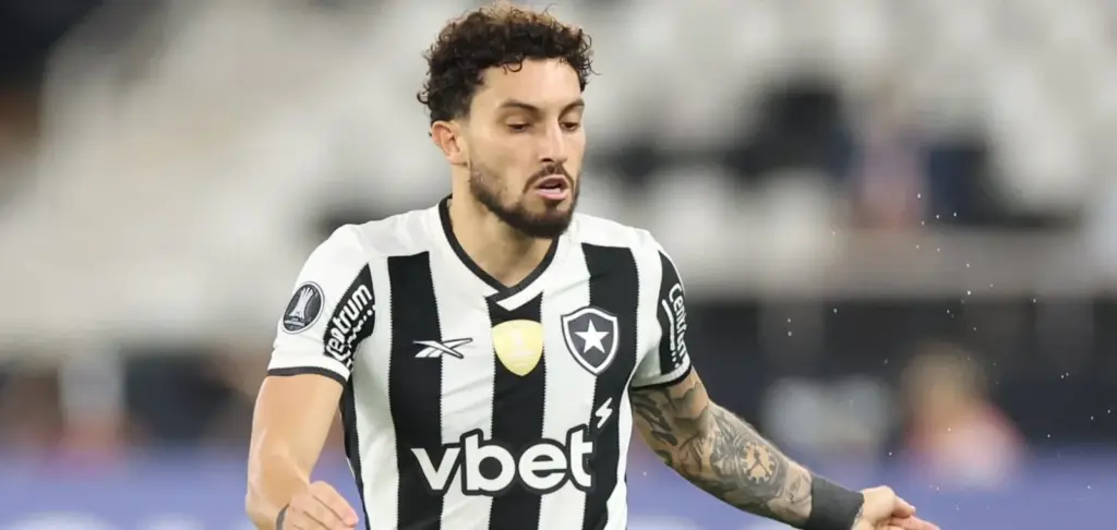 Alex Telles sofre com dores no joelho e vira problema no Botafogo