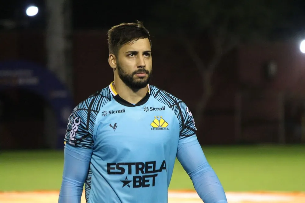 Criciúma reavalia goleiro Alisson antes do duelo com o Avaí