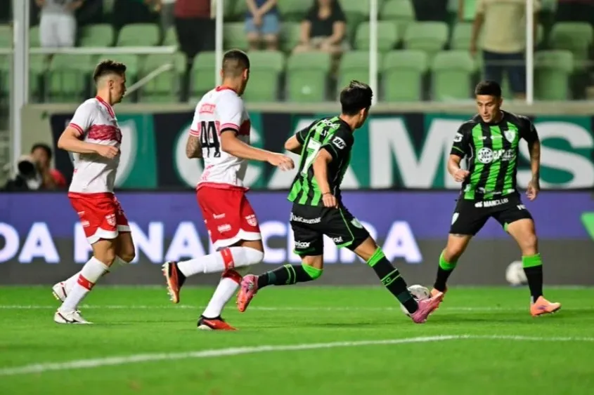 América-MG 1 x 1 CRB - Matheus Albino brilha e segura reação do Coelho! 3 América-MG 1 x 1 CRB - Matheus Albino brilha e segura reação do Coelho! (Foto: Mourão Panda/AME)