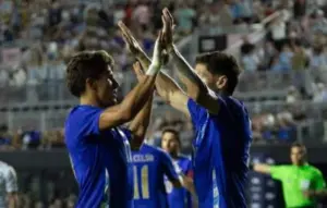 Flaco dá assistência e passa em 'branco' com a Argentina