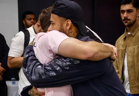 Neymar e Arthur trocam camisas após Santos x Grêmio na Vila Belmiro 2 Arthur 2025 Gremio2