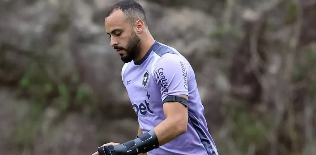 Arthur Cabral treina com proteção na mão no Botafogo