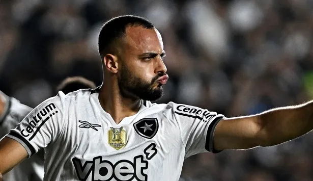 Botafogo analisa situação de Arthur Cabral, que treina com proteção na mão
