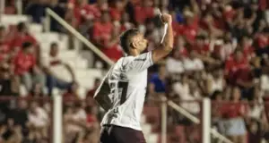 Atacante da Ferroviária celebra gol e garante foco na reta final da Série B