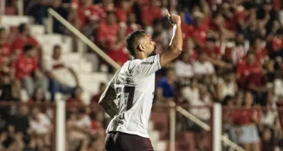 Atacante da Ferroviária celebra gol e garante foco na reta final da Série B