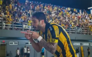 Série B: Atacante celebra gol e vitória do Amazonas: 