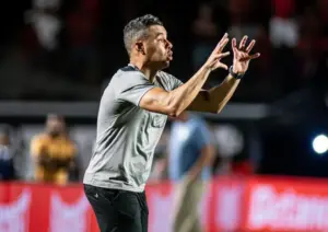 Com Jair Ventura, Vitória vence a segunda seguida e quebra tabu na Vila Belmiro