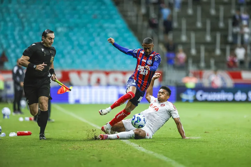 Bahia 1 x 0 Internacional - Tricolor bate Colorado e encosta no G4 4 Bahia bate Internacional no Brasileirao 3