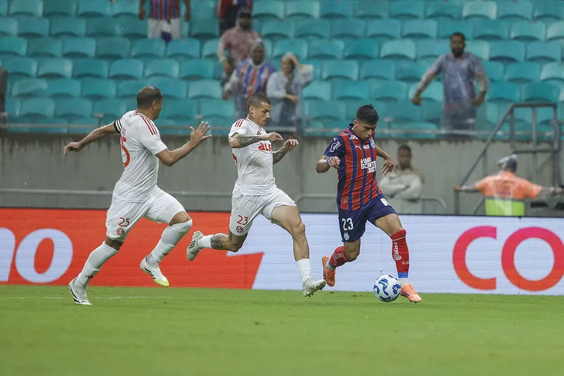 Bahia 1 x 0 Internacional - Tricolor bate Colorado e encosta no G4 2 Bahia bate Internacional no Brasileirao 5