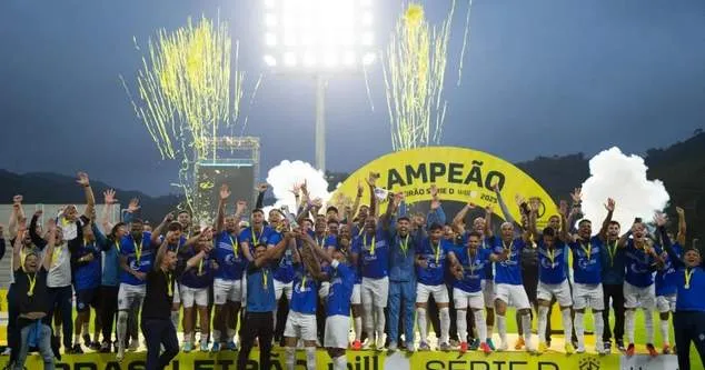 Técnico Eduardo Souza celebra o título histórico do Barra 2 Itajaí festejou título inédito do Barra. Foto: Léo Piva - FCF