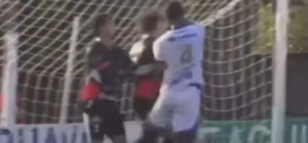 Jogador comete racismo durante partida no Paraná, leva soco e é demitido